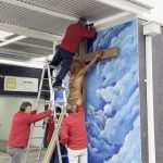 Cristo de madera vuelve a recibir a locatarios y visitantes en el Mercado Provisorio de Talca