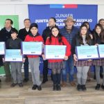 Junaeb Maule entrega computadores gratuitos a estudiantes de Pencahue